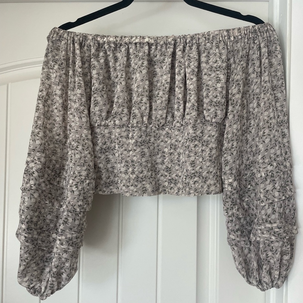 ASTR the label Off the shoulder crop top